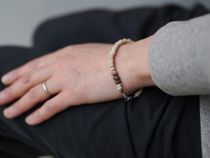 ブレスレットハンドメイド16cm MTO> -Tulsi & Nuts- bracelet | iichi 日々の暮らしを心地よくする