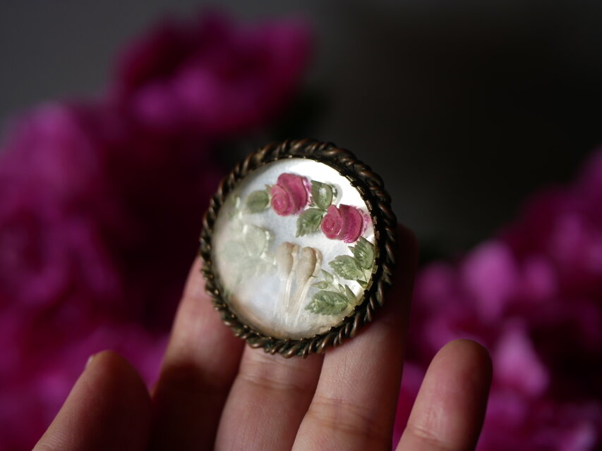 フランスブロカント　ルーサイトブローチ　小鳥たちと花 ローズ フランスヴィンテージ ルーサイトブローチ Brooch lucite アンティーク雑貨