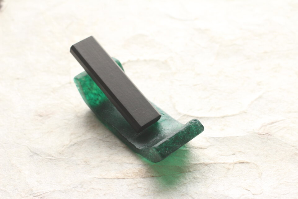 ガラス製 書道具 墨床 forest green | iichi 日々の暮らしを心地よく