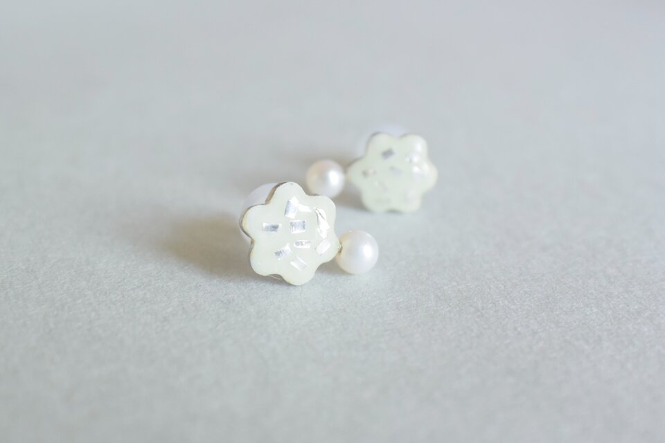 七宝焼｜小さな光をまとう花ピアス ホワイト パール | iichi 日々の 