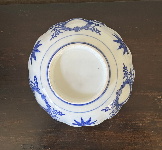 古い染付印判もの　大きめのどっしりした深鉢です　果物を盛っても　お花を浮かべても 染め付け印判 輪花深鉢 大鉢 yk304 | iichi 日々の暮らしを心地よく