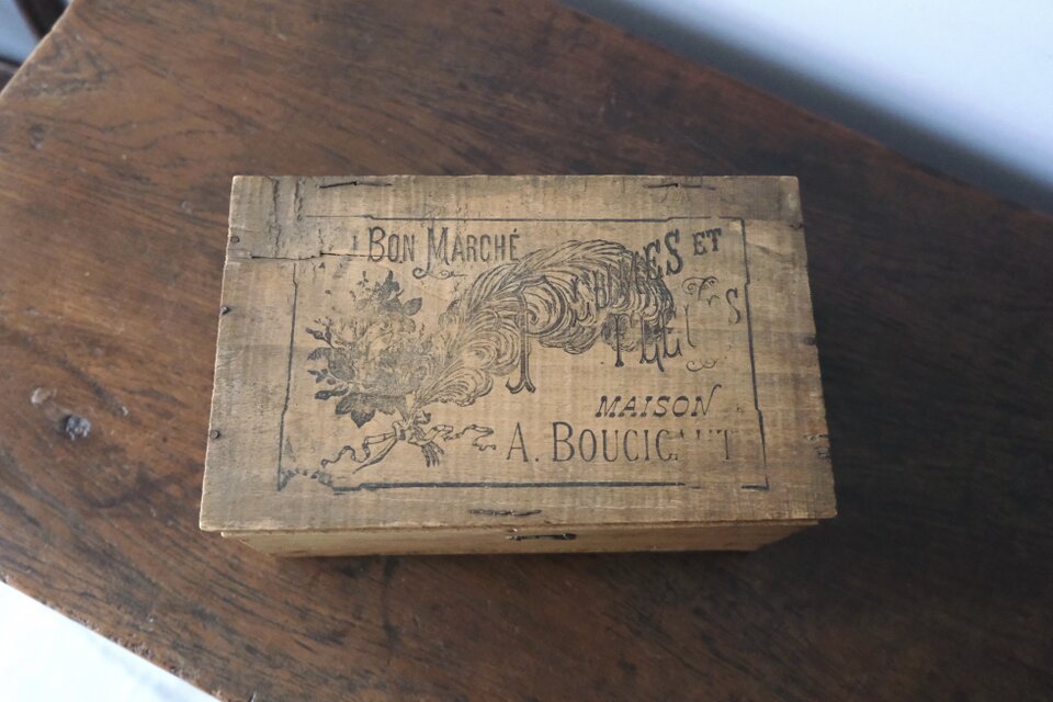 フランスアンティーク AU BON MARCHE 木箱 メルスリー　ボンマルシェ ボンマルシェ百貨店 木箱 羽とコサージュ用 フランス アンティーク