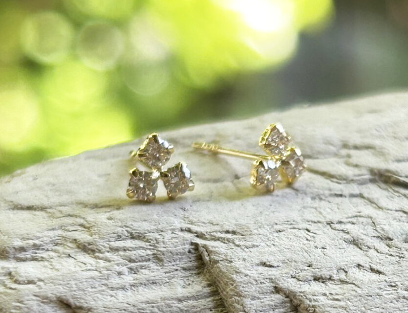 天然ダイアモンド3粒・0.24CT◇K18◇k18ゴールド／スタッドピアス