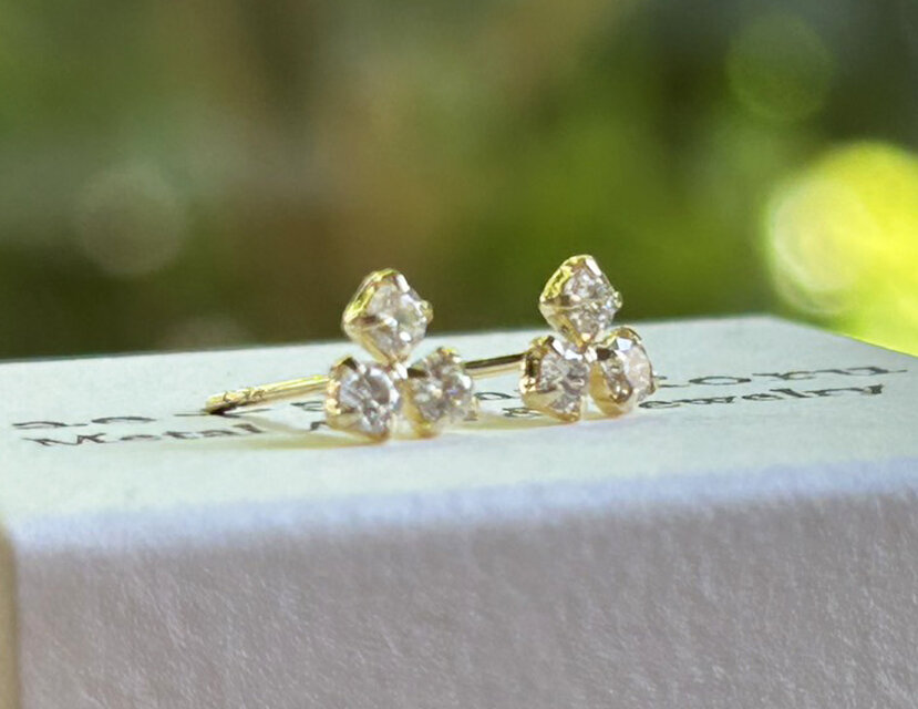 天然ダイアモンド3粒・0.24CT◇K18◇k18ゴールド／スタッドピアス