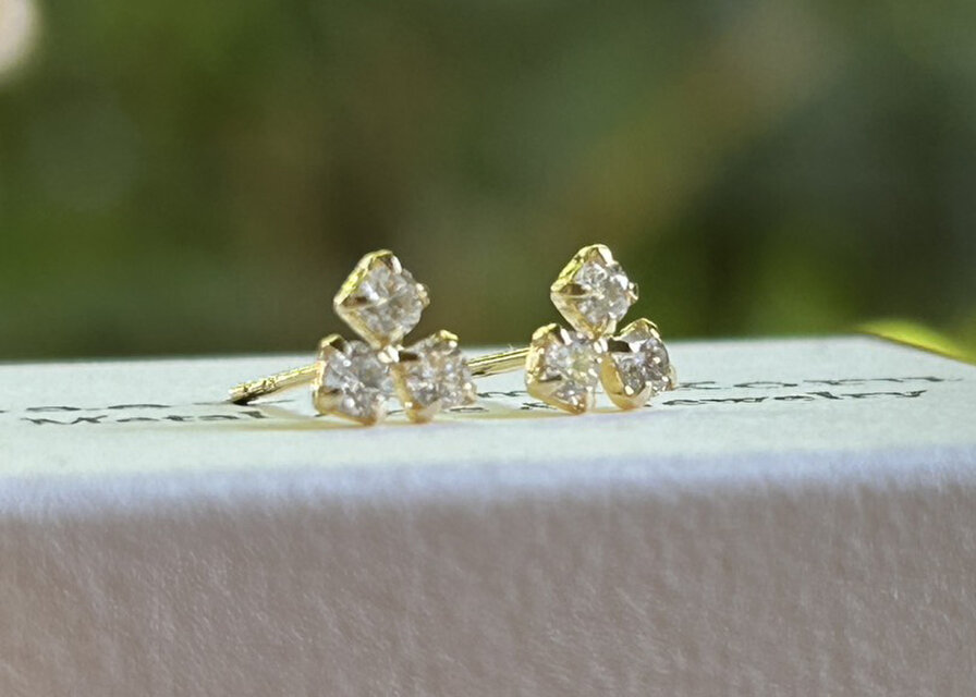 天然ダイアモンド3粒・0.24CT◇K18◇k18ゴールド／スタッドピアス