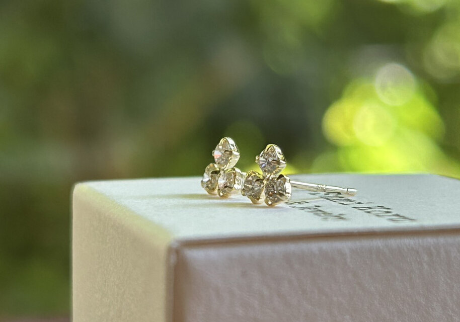 天然ダイアモンド3粒・0.24CT◇K18◇k18ゴールド／スタッドピアス