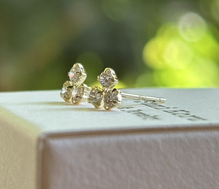 天然ダイアモンド3粒・0.24CT◇K18◇k18ゴールド／スタッドピアス