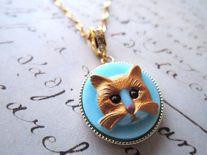 1448）素敵なチェコガラスボタンのネックレスです✨ゴールドキャット