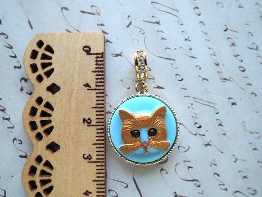 1448）素敵なチェコガラスボタンのネックレスです✨ゴールドキャット