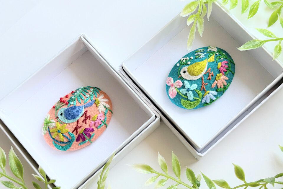 ことりと草花の刺繍ブローチ(botanical）#482 | iichi 日々の暮らしを