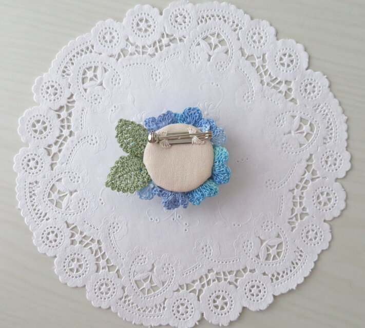 レース編み ふっくら紫陽花のブローチ ～blue～ | iichi 日々の暮らし