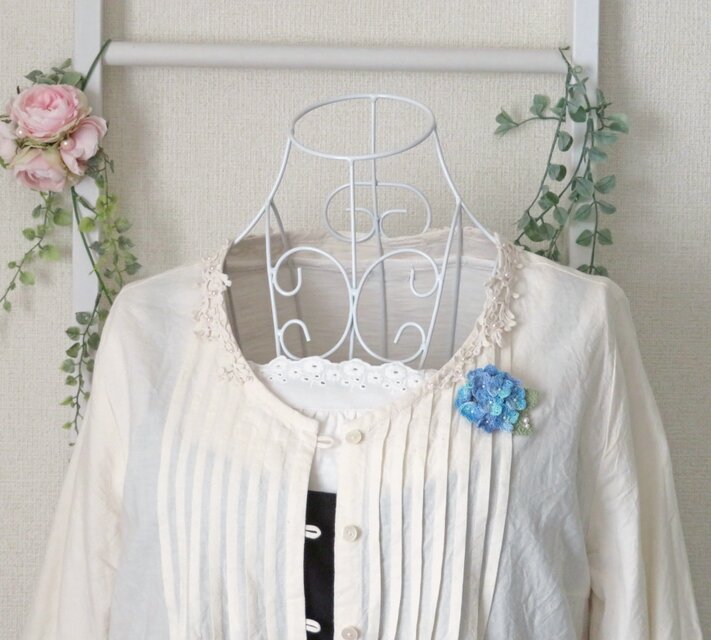 レース編み ふっくら紫陽花のブローチ ～blue～ | iichi 日々の暮らし
