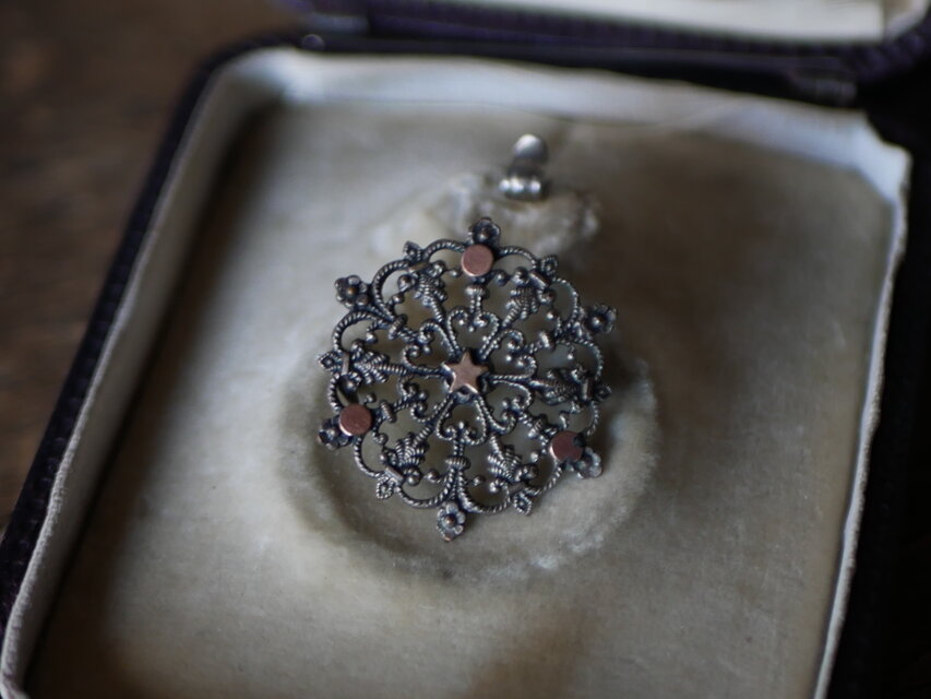 Filigree brooch, フランスアンティーク ブロカントのある暮らし