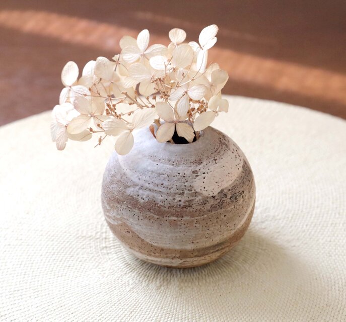 木製 漆塗り 刷毛目 花瓶 花器 作家もの 手作り 薪窯焼成】赤陶土と白化粧刷毛目の丸い一輪挿し | iichi 日々の暮らし