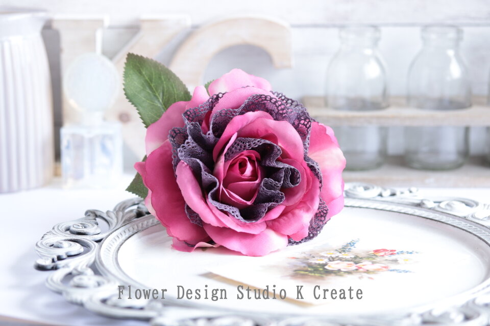 デコパージュꔛ‬ꕤ カーペットローラー♡インテリア雑貨♡薔薇ピンク♡リメイク 大輪ローズピンク薔薇のフラメンコ髪飾り｜舞台映え 上質レース
