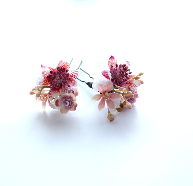 髪飾り｜やわらかに華やぐ サーモンピンクの花飾り｜コーム・U