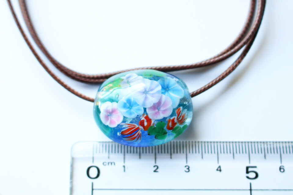 朝顔と金魚のとんぼ玉ガラスペンダント／銀箔入り | iichi 日々の