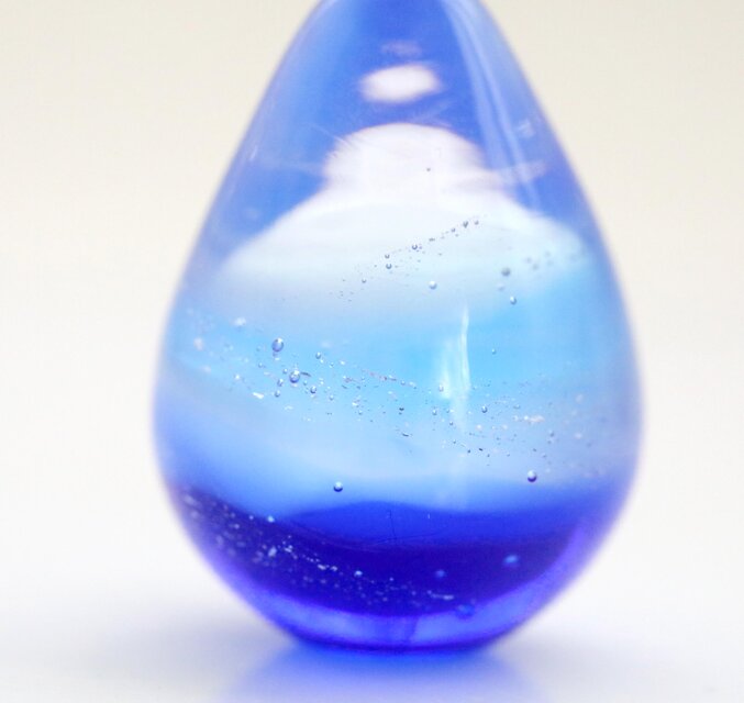 ガラスの雫の小さなオブジェ 「朝霧の海」 | iichi 日々の暮らしを
