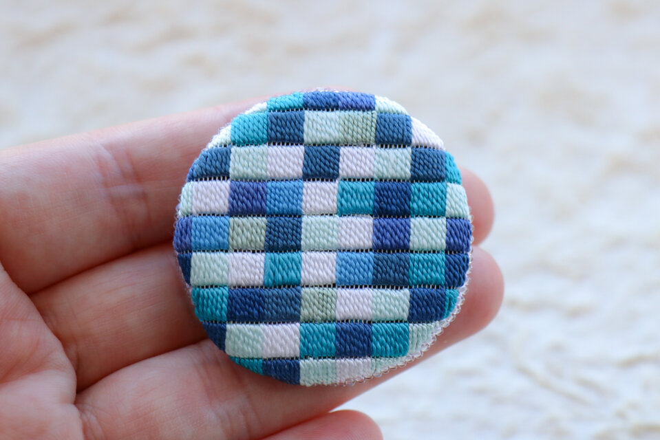 絽ざし刺繍ブローチ 水のしらべ 市松文様 ｜ 国産絹糸 手刺繍の和