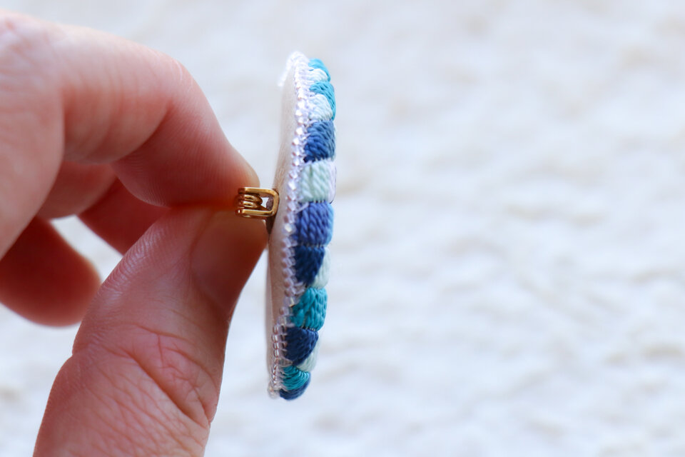 絽ざし刺繍ブローチ 水のしらべ 市松文様 ｜ 国産絹糸 手刺繍の和