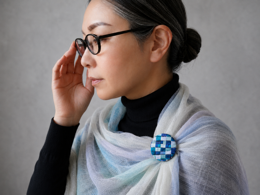 絽ざし刺繍ブローチ 水のしらべ 市松文様 ｜ 国産絹糸 手刺繍の和
