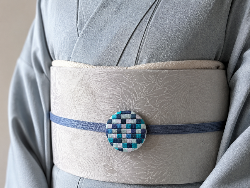 絽ざし刺繍ブローチ 水のしらべ 市松文様 ｜ 国産絹糸 手刺繍の和