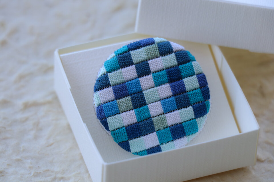絽ざし刺繍ブローチ 水のしらべ 市松文様 ｜ 国産絹糸 手刺繍の和