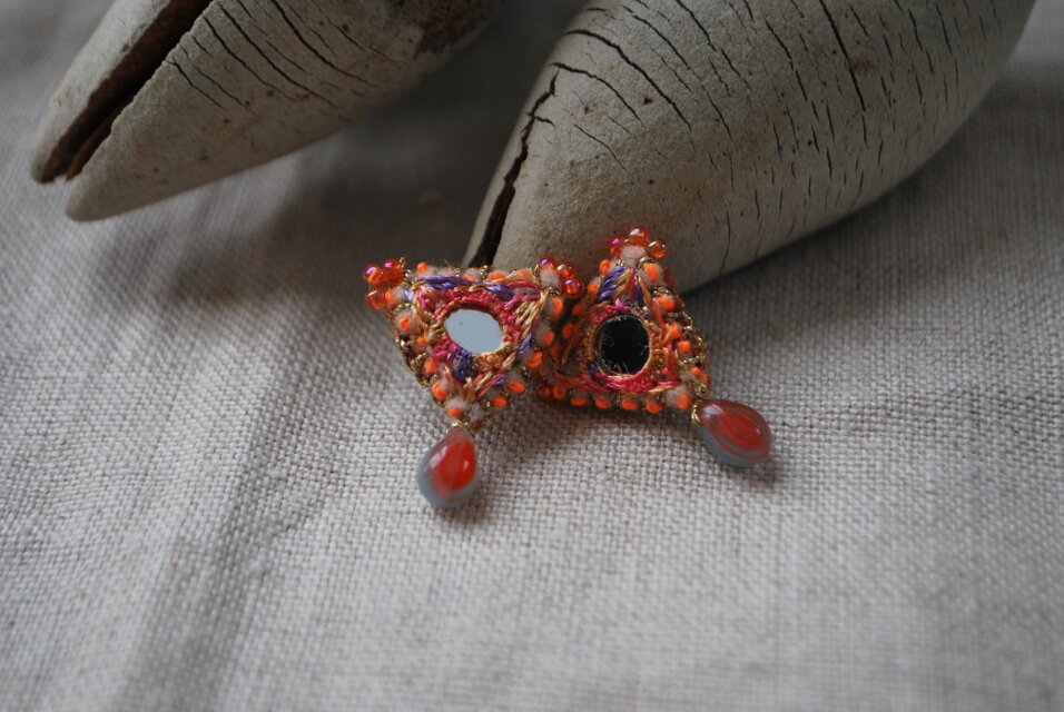 三角ミラー刺繍ピアス しずくビーズ orange | iichi 日々の暮らしを