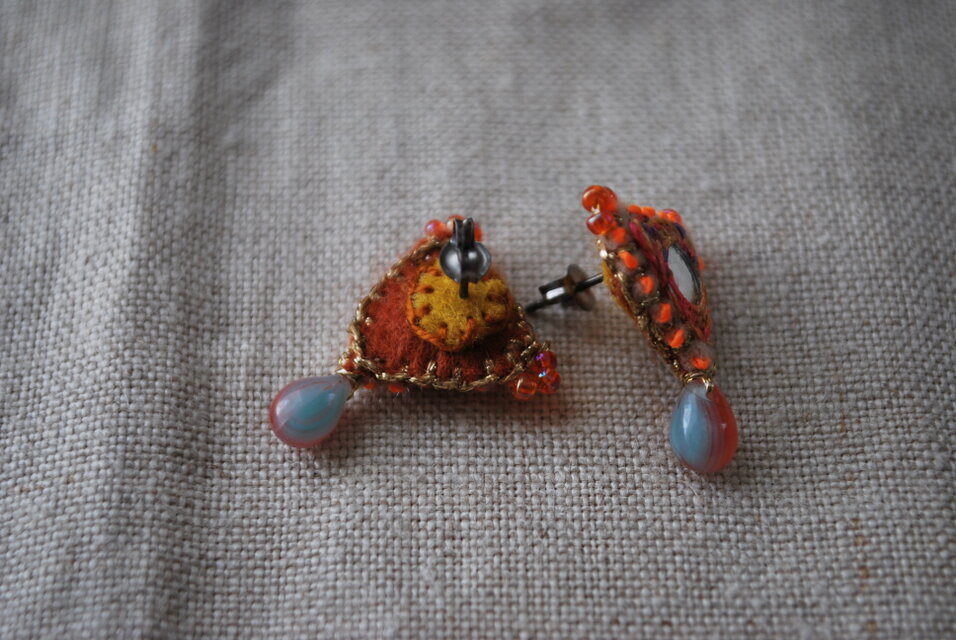 三角ミラー刺繍ピアス しずくビーズ orange | iichi 日々の暮らしを