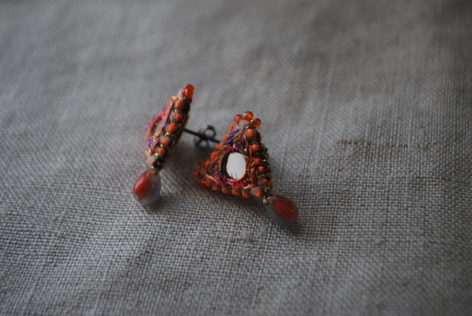 三角ミラー刺繍ピアス しずくビーズ orange | iichi 日々の暮らしを