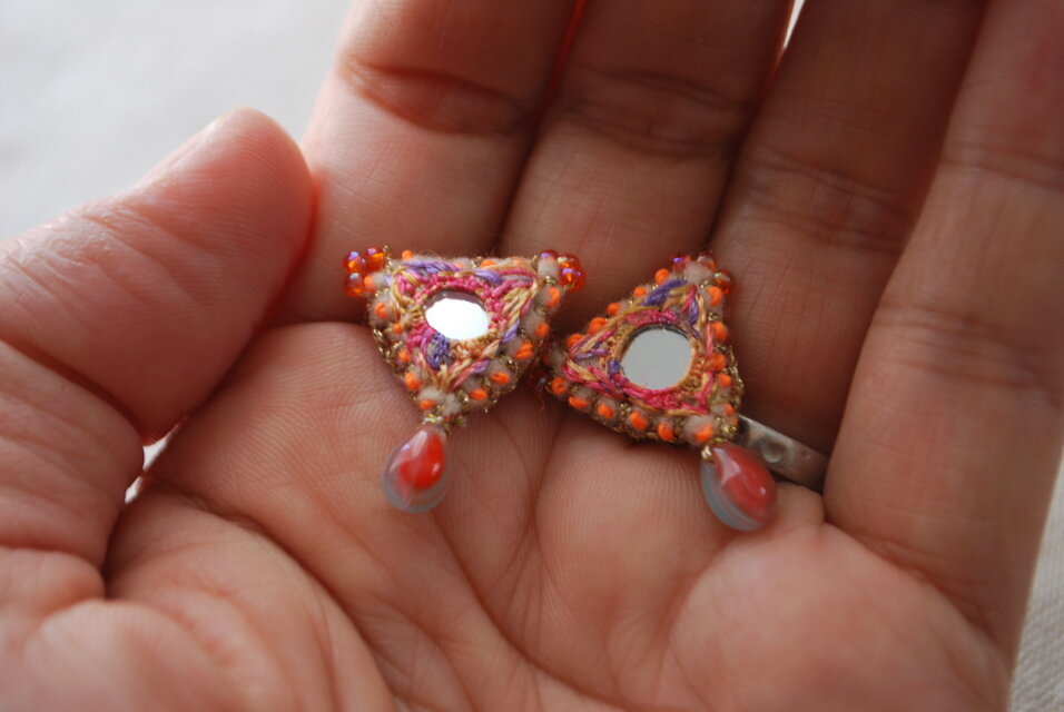 三角ミラー刺繍ピアス しずくビーズ orange | iichi 日々の暮らしを