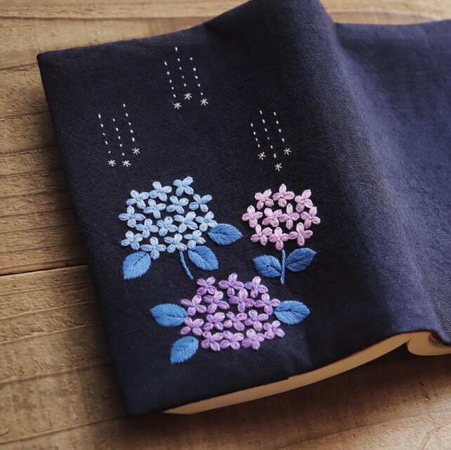 手刺繍のブックカバー『紫陽花』【受注制作】 | iichi 日々の暮らしを
