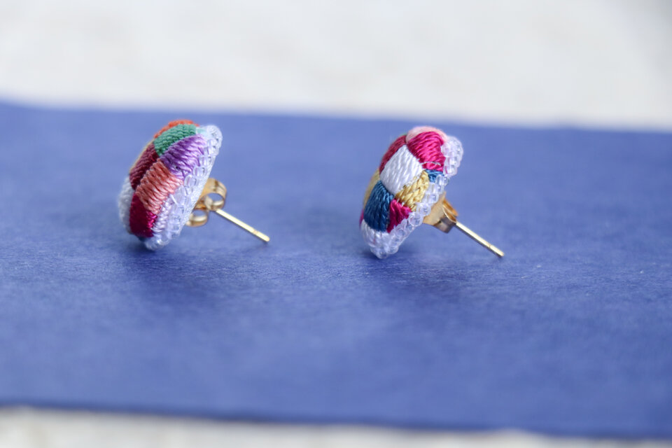 絽ざし刺繍ピアス いろあそび 1 ｜ 国産絹糸 手刺繍の工芸アクセサリー