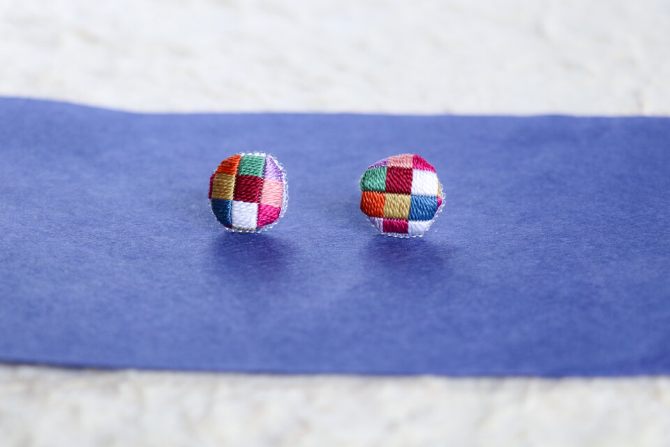 絽ざし刺繍ピアス いろあそび 1 ｜ 国産絹糸 手刺繍の工芸アクセサリー
