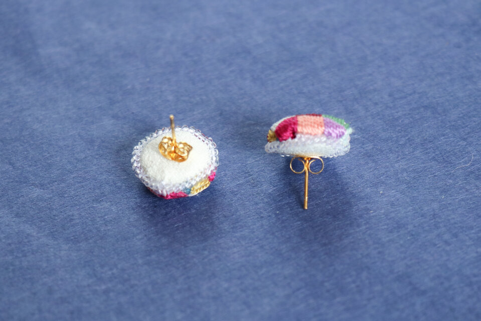 ピアス 手刺繍アクセサリー （ネオンピンクは ピアスにも変更可能です