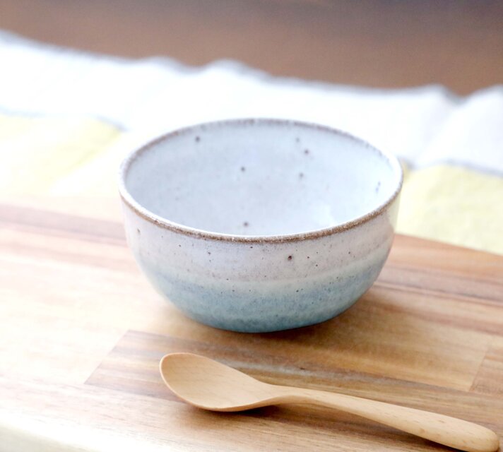 白釉と水色釉薬のかけ分けボウル | iichi 日々の暮らしを心地よくする