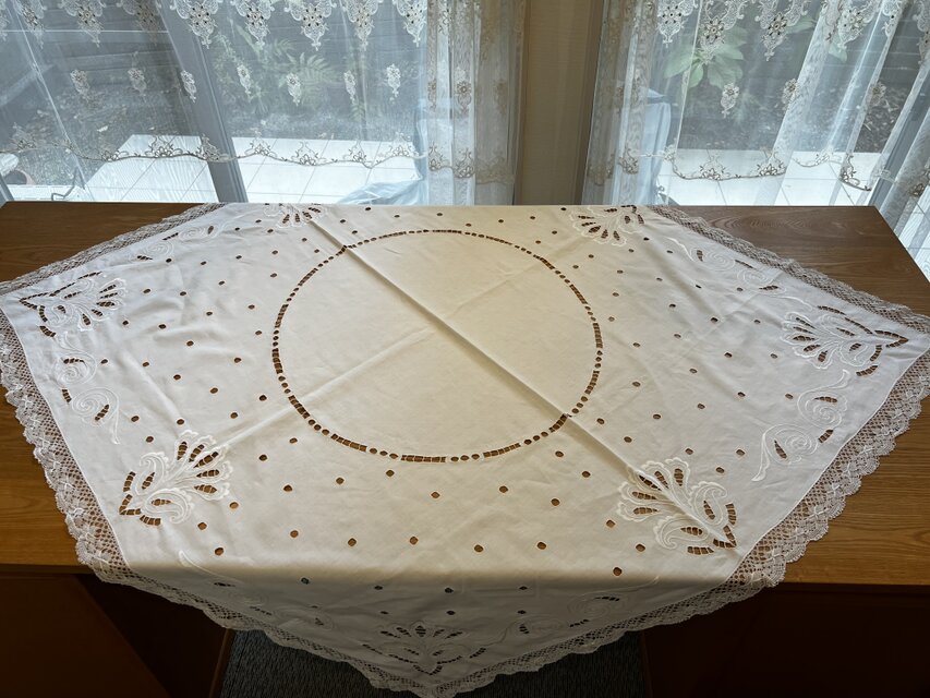 刺繍綿ローンテーブルクロス、ボビンレース縁 | iichi 日々の暮らしを