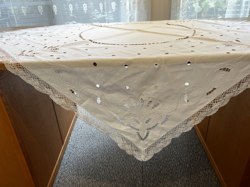 テーブルクロス　ボビンレース 刺繍綿ローンテーブルクロス、ボビンレース縁 | iichi 日々の暮らしを