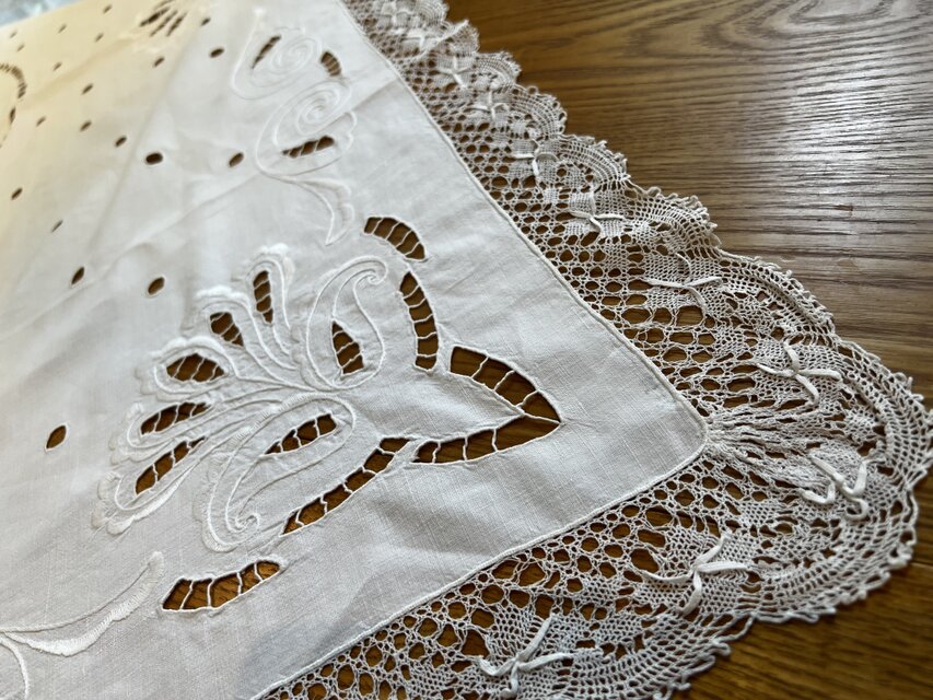 刺繍綿ローンテーブルクロス、ボビンレース縁 | iichi 日々の暮らしを