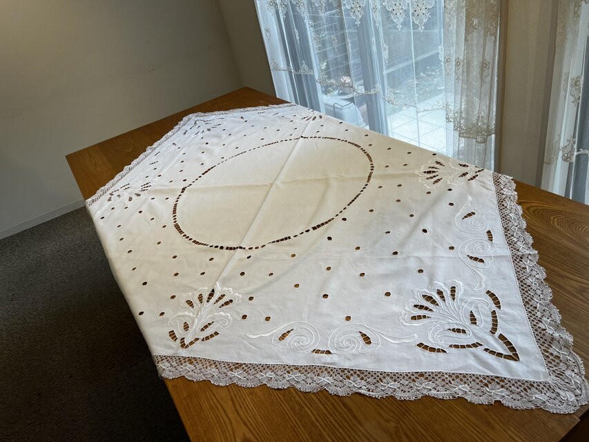 刺繍綿ローンテーブルクロス、ボビンレース縁 | iichi 日々の暮らしを