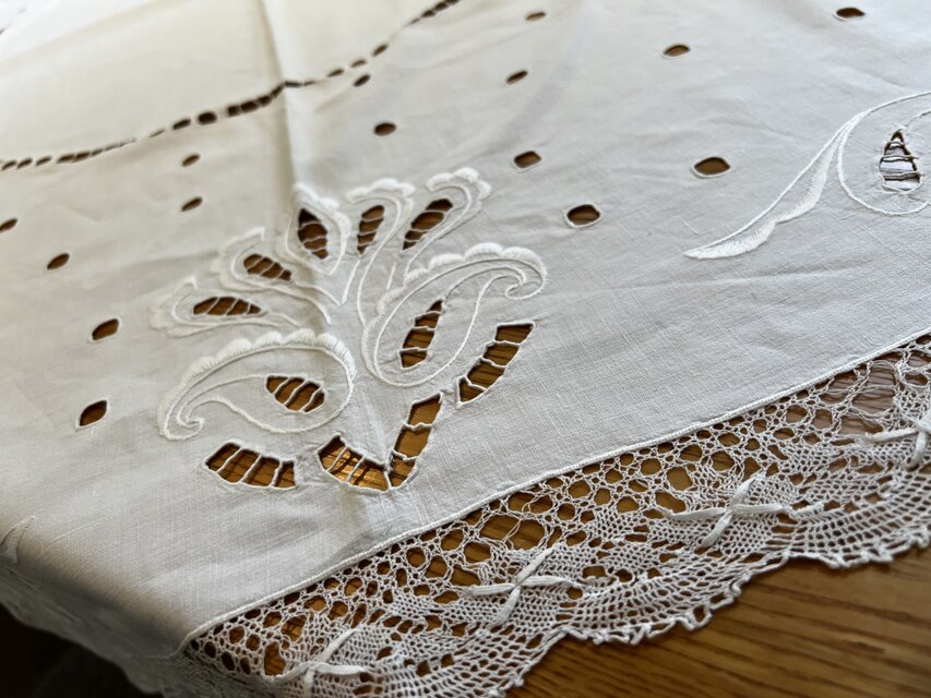 重工手刺繍 麻綿テーブルクロス 105×105ボビンレース 刺繍綿ローンテーブルクロス、ボビンレース縁 | iichi 日々の暮らしを