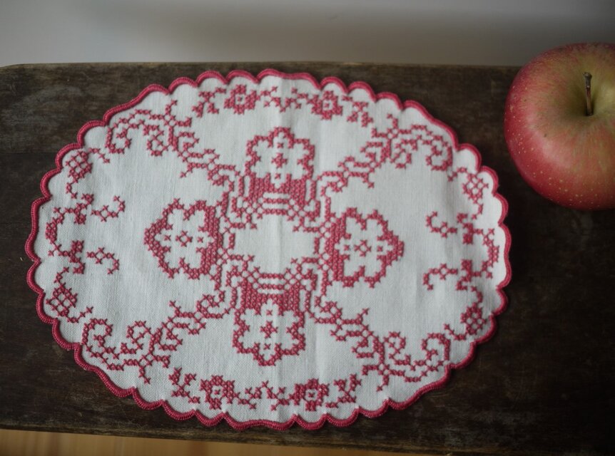 一色刺繍 楕円ドイリー2枚 クロスステッチ ドイツ | iichi 日々の