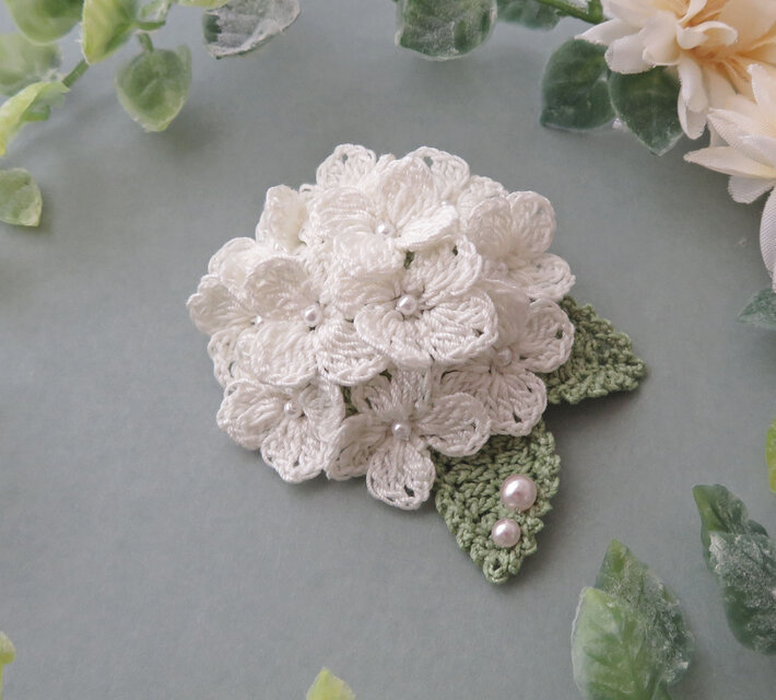 レース編み ふっくら紫陽花のブローチ ～milky white～ | iichi 日々の