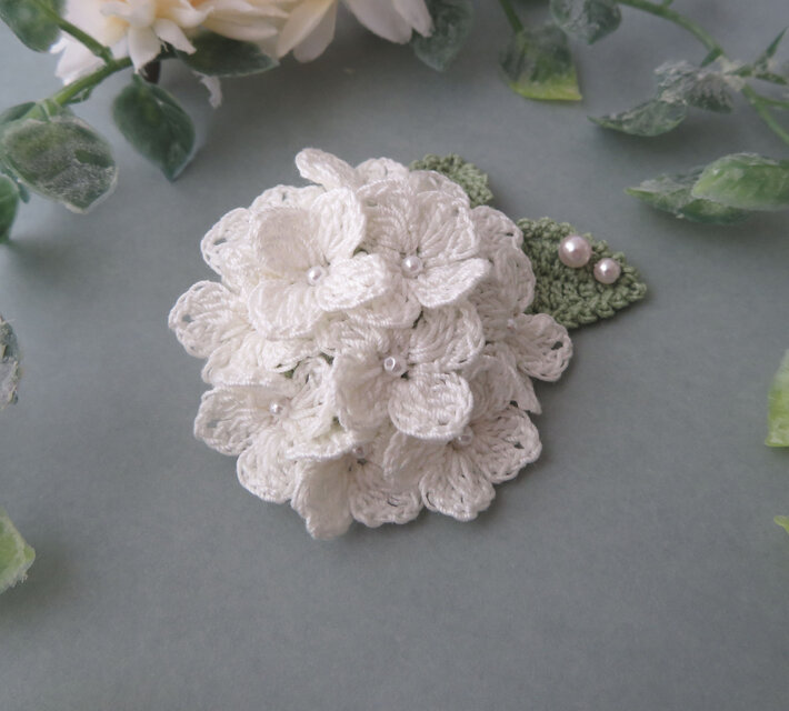 レース編み ふっくら紫陽花のブローチ ～milky white～ | iichi 日々の