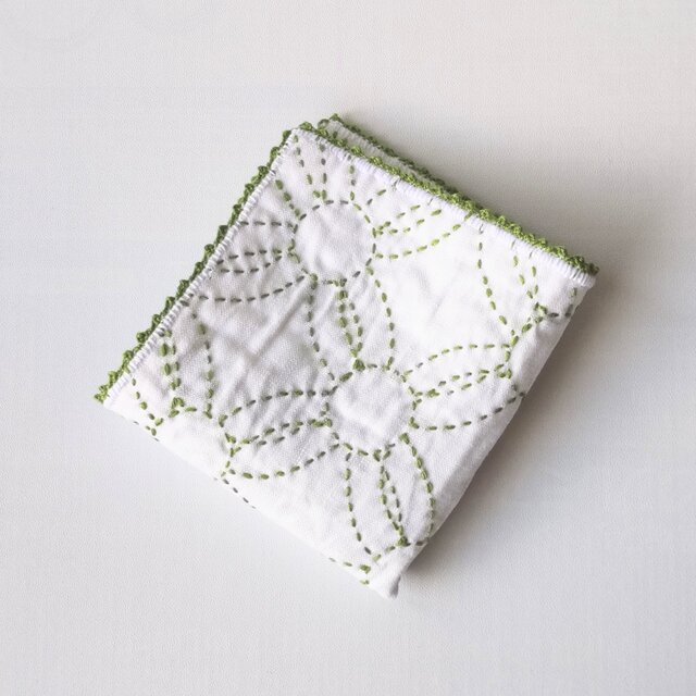 リネンとガーゼの刺し子ハンカチ 円七宝柄 手刺繍縁飾り（緑・黄色・紫