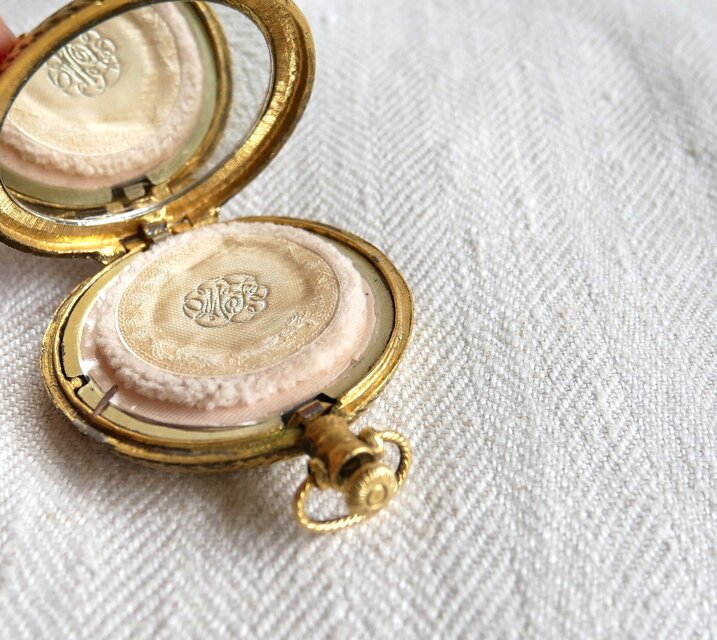 MaxFactor ヴィンテージ カメオ風飾のコンパクト （チェーンなし