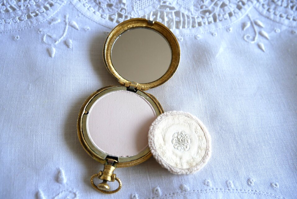 B5009【アンティーク】カメオ　詳細不明 MaxFactor ヴィンテージ カメオ風飾のコンパクト （チェーンなし