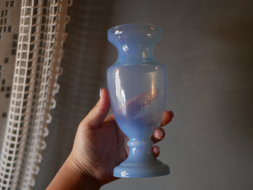 オパリン ライトブルーのフラワーベース 花器 花瓶 フランス