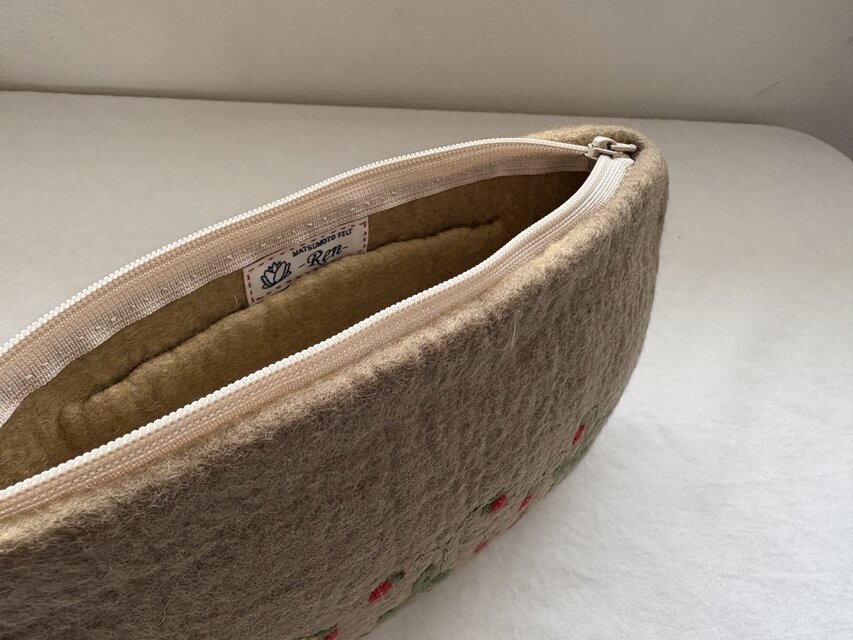 羊毛刺繍フェルトポーチ/ 野いちご 茶 | iichi 日々の暮らしを心地よく