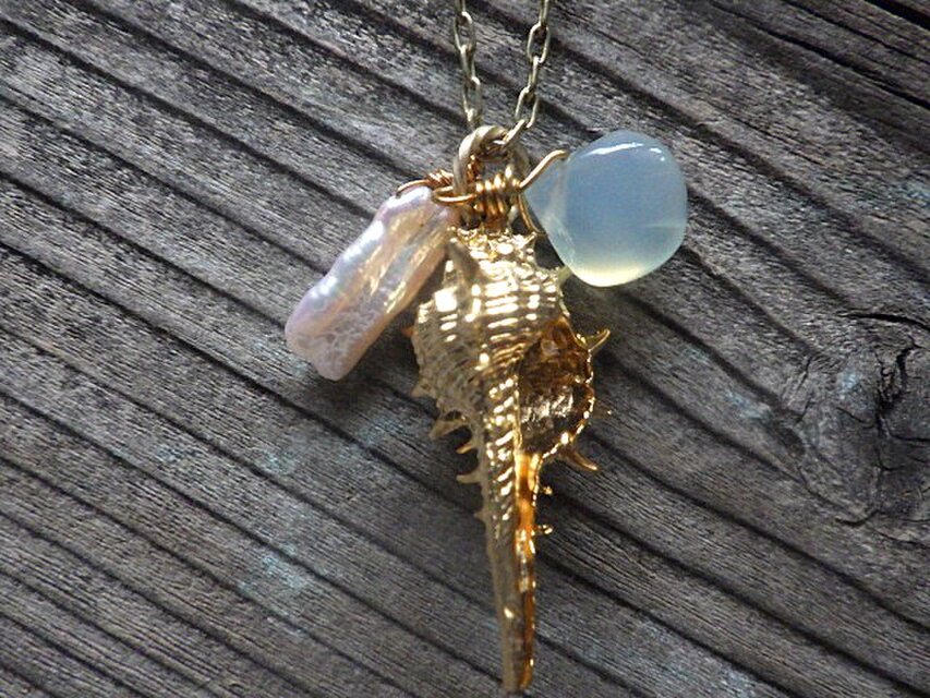 Murex Seashell with Chalcedony and Pearl | iichi 日々の暮らしを